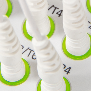 Индикаторы импеданса в местах подключения электродов на панели прибора